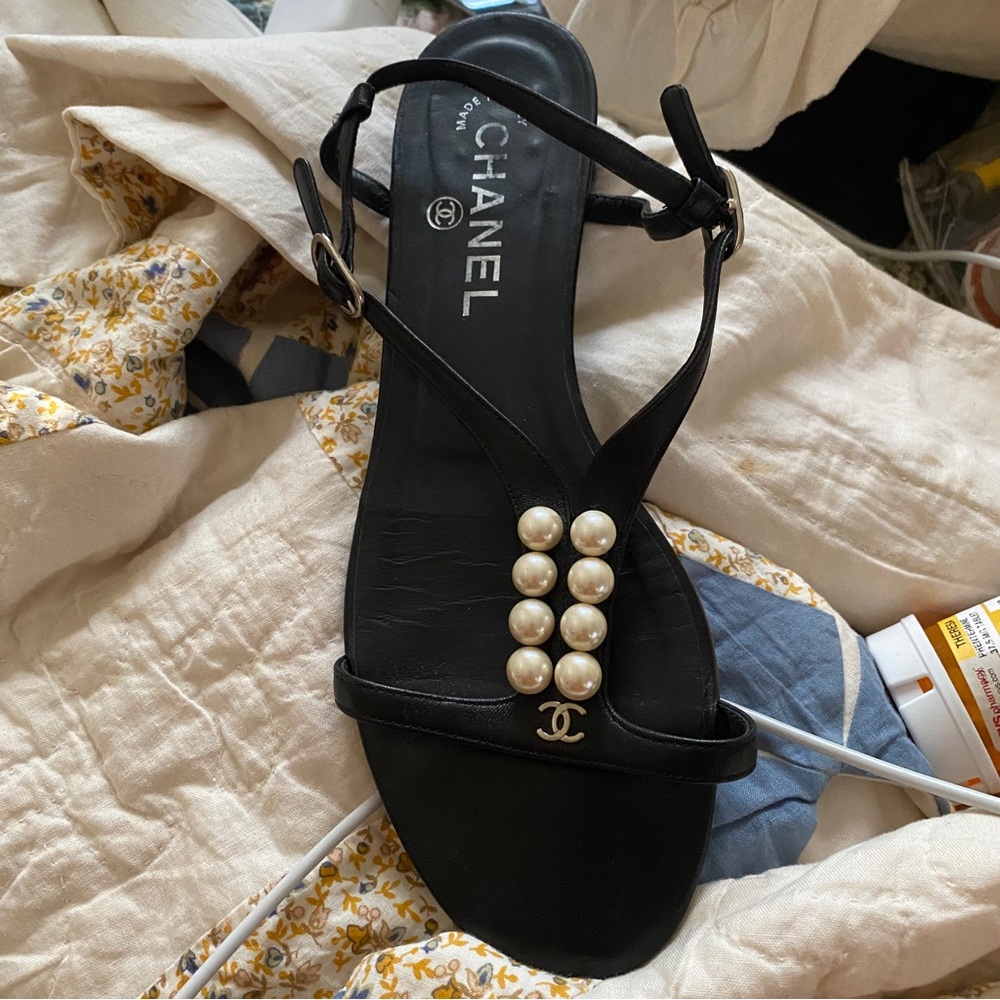 Chanel Rare and Authentic Pearl Embellished Leather Strappy Sandals Size 37.5 - Picture 2 of 10